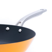 Litinový wok o průměru 30 cm, vyrobený z tenkostěnné litiny. Barva: oranžová. Vhodný pro zdravé asijské vaření a smažení.
