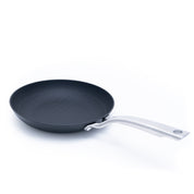 Litinová pánev o průměru 22 cm z tenkostěnné litiny. Barva: matná černá. Ideální na smažení, pečení i servírování.