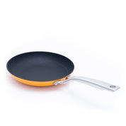 Litinová pánev o průměru 22 cm z tenkostěnné litiny. Barva: oranžová. Ideální na smažení, pečení i servírování.