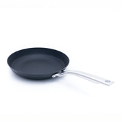 Litinová pánev o průměru 24 cm z tenkostěnné litiny. Barva: matná černá. Ideální na smažení, pečení i servírování.
