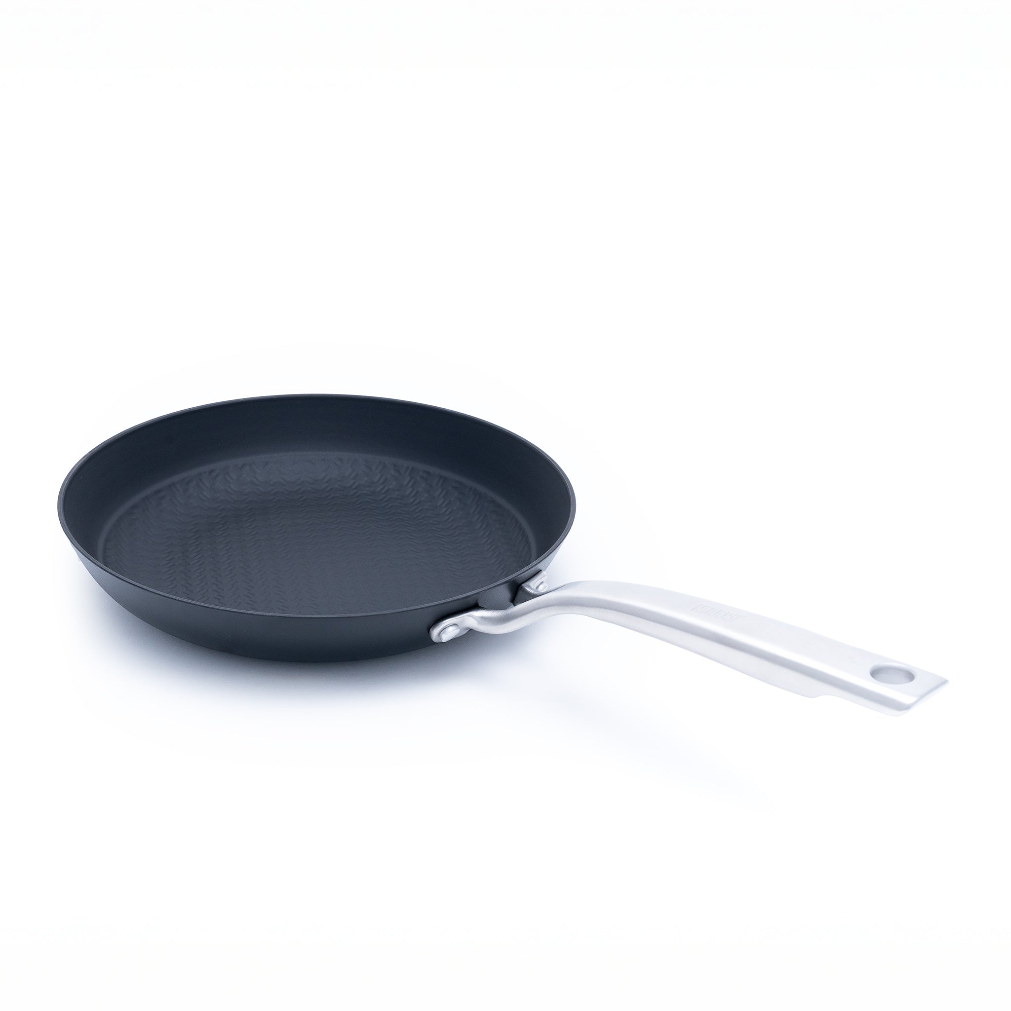 Litinová pánev o průměru 24 cm z tenkostěnné litiny. Barva: matná černá. Ideální na smažení, pečení i servírování.
