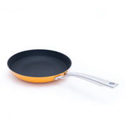 Litinová pánev o průměru 24 cm z tenkostěnné litiny. Barva: oranžová. Ideální na smažení, pečení i servírování.