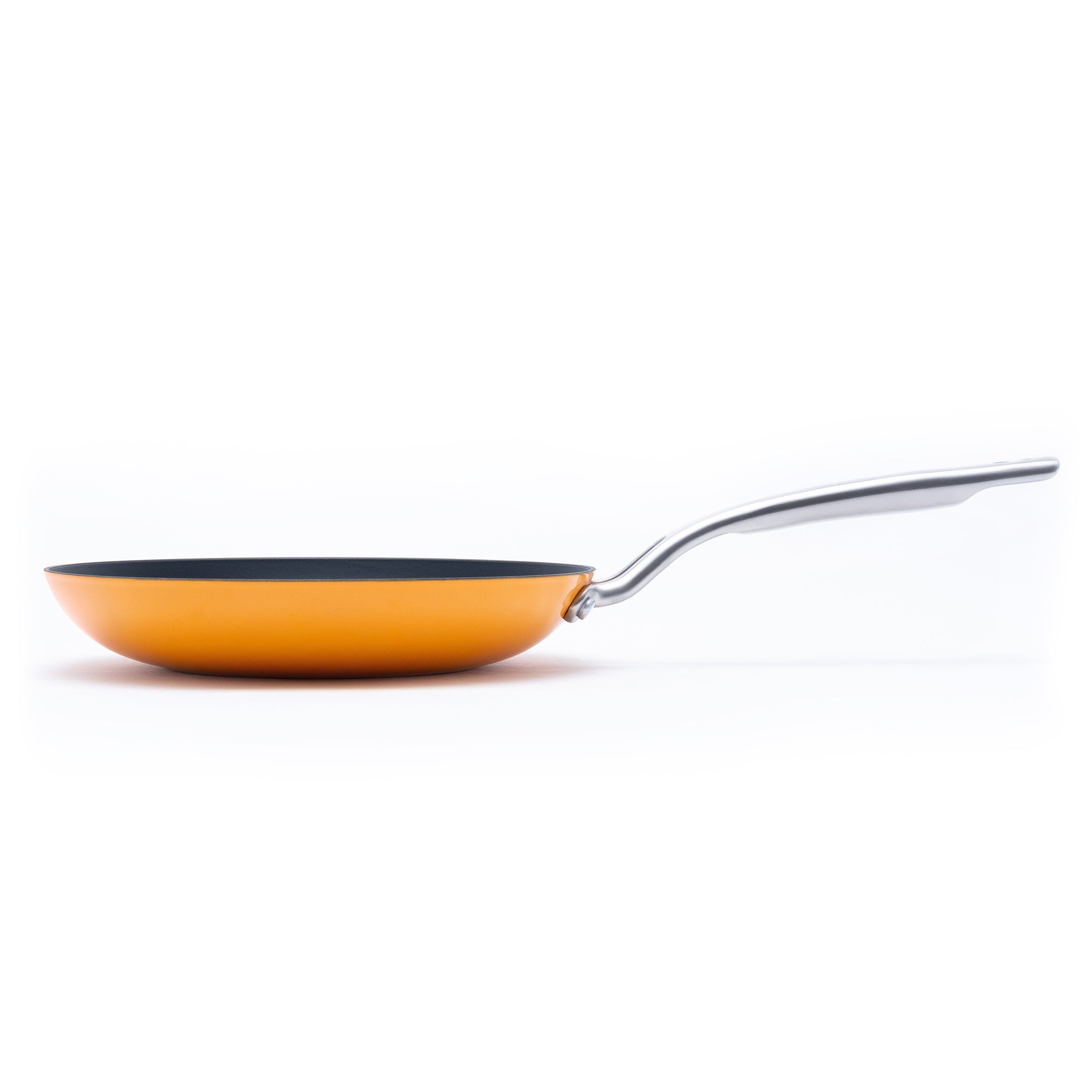 Litinová pánev o průměru 22 cm z tenkostěnné litiny. Barva: oranžová. Ideální na smažení, pečení i servírování.