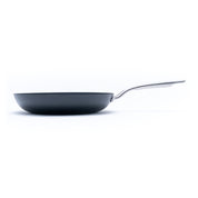 Litinová pánev o průměru 28 cm z tenkostěnné litiny. Barva: matná černá. Ideální na smažení, pečení i servírování.
