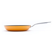 Litinová pánev o průměru 28 cm z tenkostěnné litiny. Barva: oranžová. Ideální na smažení, pečení i servírování.
