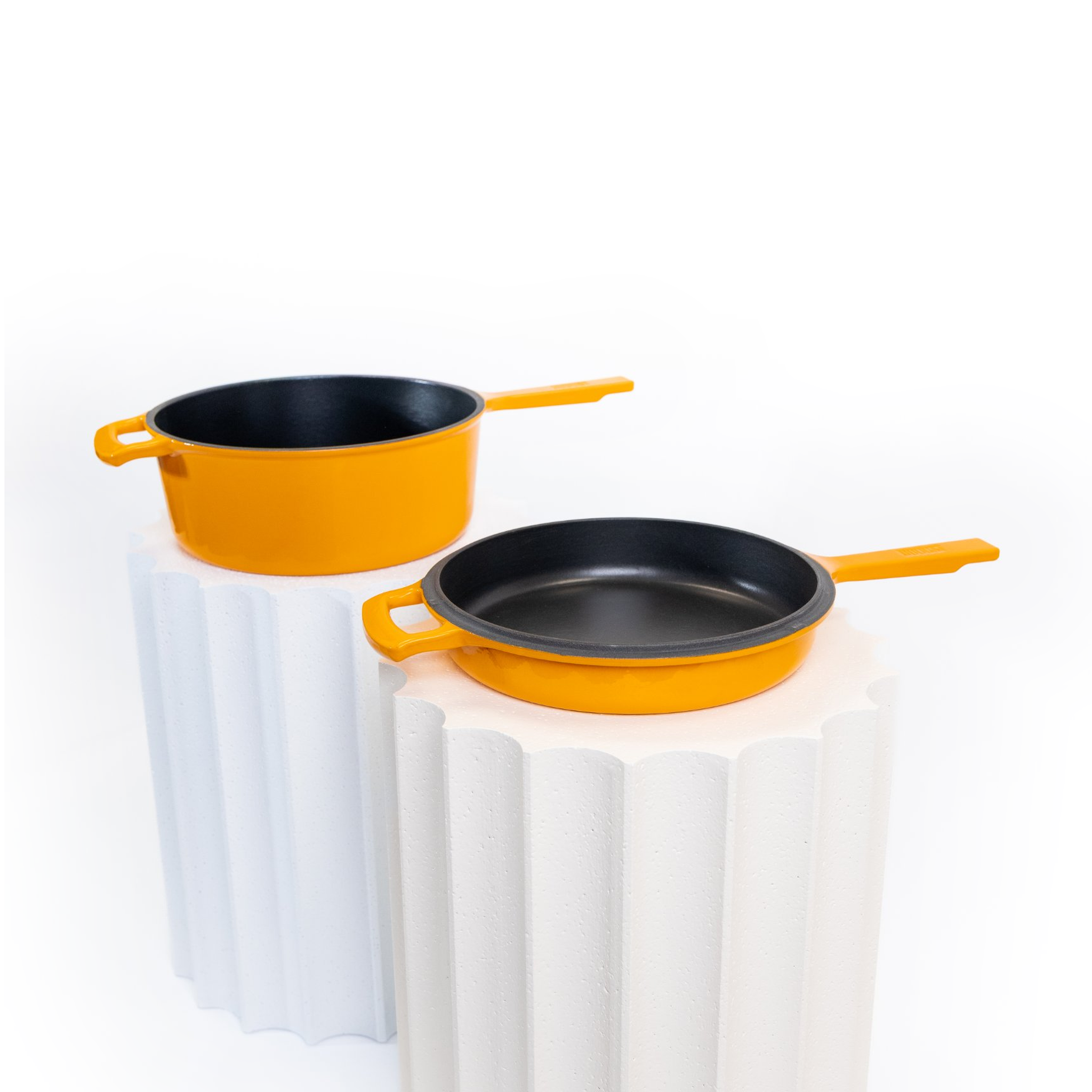 Oranžový hrnec a pánev HUUUST Combo 26 cm s černým smaltovaným vnitřkem