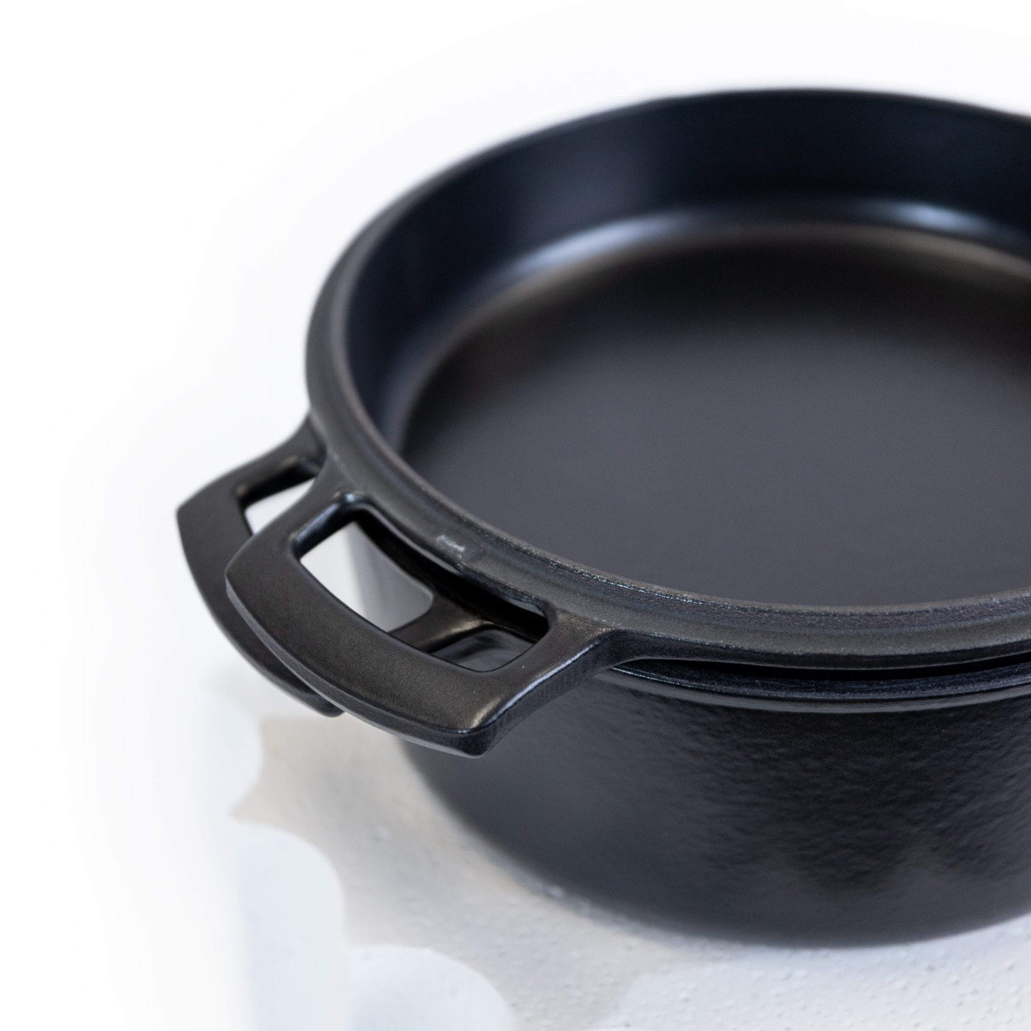 Detail matně černého HUUUST Combo, litinová pánev vložená do hrnce