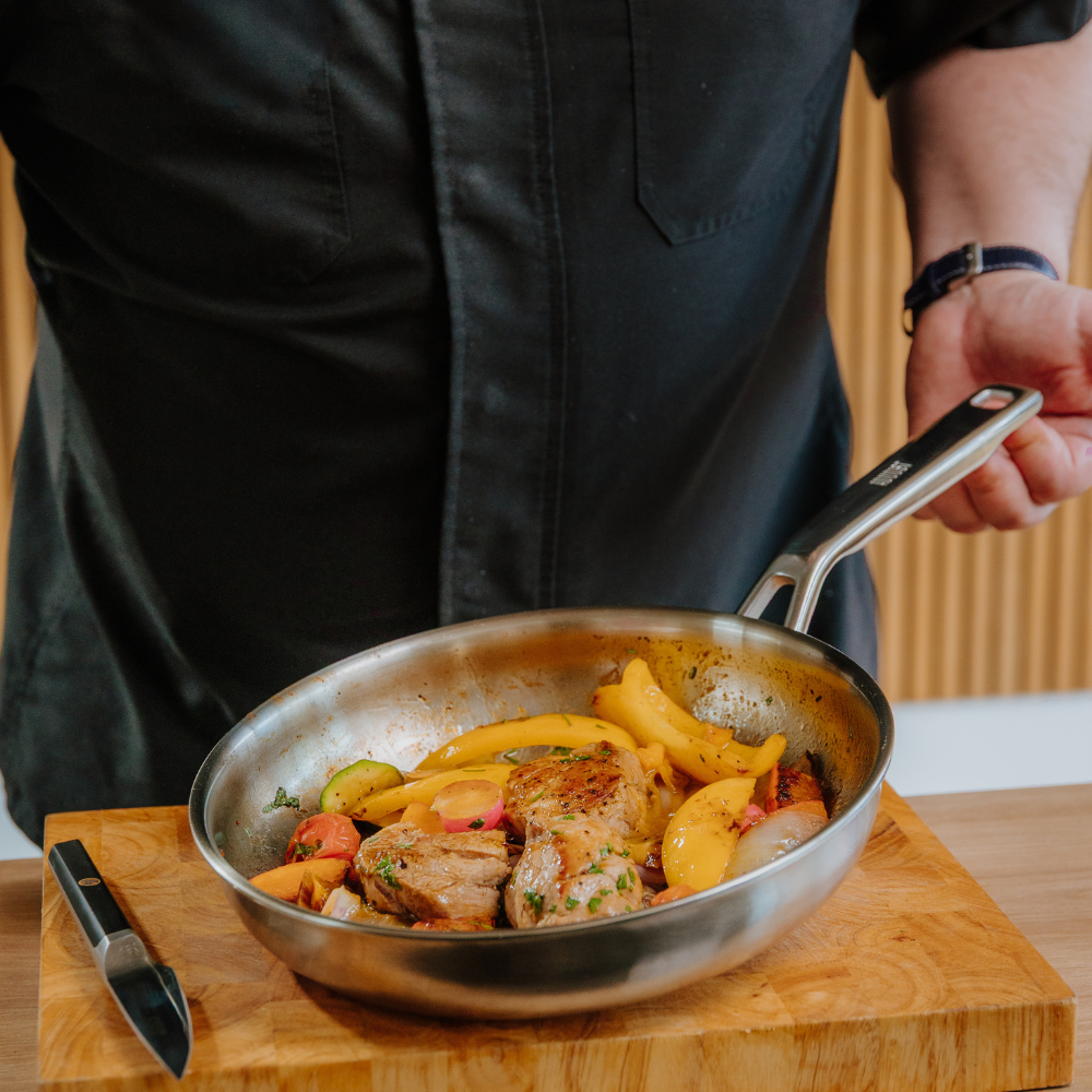 Mehrschichtige Edelstahlpfanne von HUUUST mit saftigem Fleisch, Paprika und Pfirsichen – Kundenrezension
